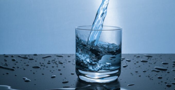 De ce este atât de important să bem apă?