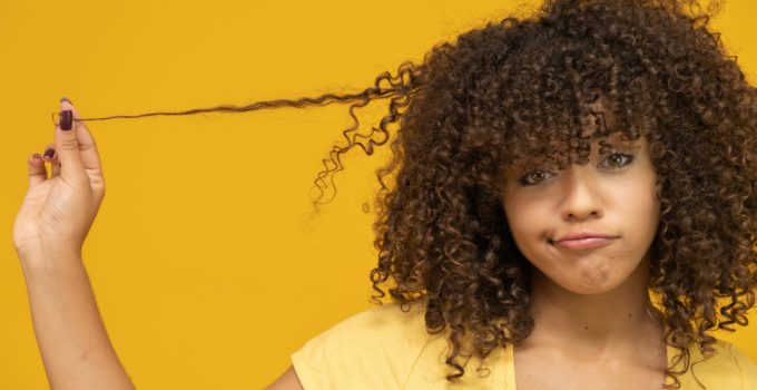 10 sfaturi esențiale pentru părul creț