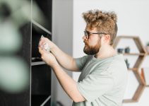 Cum să repari o ușă de frigider care nu se închide corect