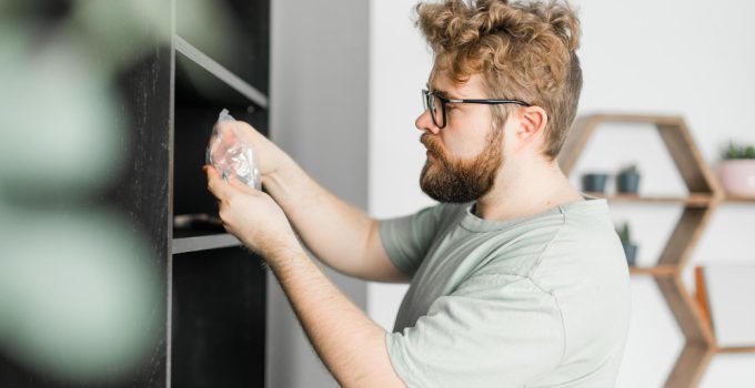 Cum să repari o ușă de frigider care nu se închide corect
