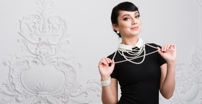 Ghid pentru accesorizarea ținutelor inspirate de Audrey Hepburn