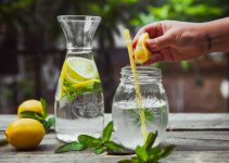 O cană de apă cu lămâie pentru un start limpede