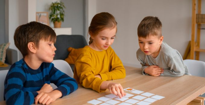 Indicatori ai unei adaptări greoaie a copilului la colectivitate Indicatori ai unei adaptări greoaie a copilului la colectivitate