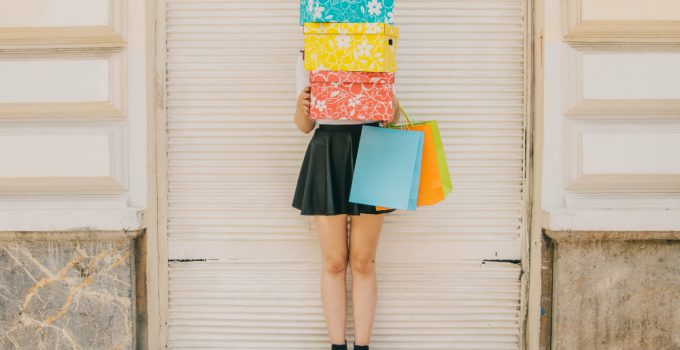 Cum să porți haine cu imprimeuri geometrice și să nu exagerezi