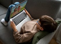 Cum îți protejezi copilul în mediul online fără să-i invadezi spațiul