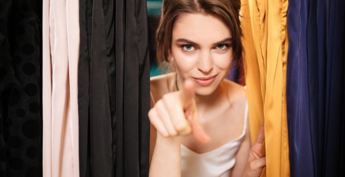 Jeansul drept rămâne una dintre cele mai stabile alegeri ale garderobei
