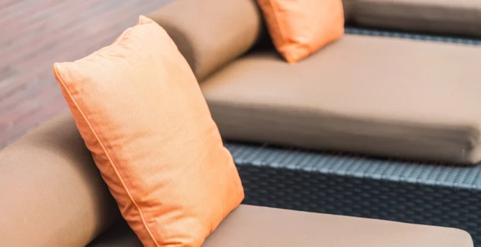 Colțul de lounge: Perne, lumină și mobilier pentru o atmosferă cozy Colțul de lounge: Perne, lumină și mobilier pentru o atmosferă cozy