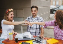 Cum să gestionezi diferențele de buget într-un grup de prieteni
