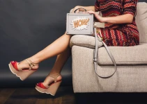 Vișiniu: Accent elegant pentru genți, pantofi și tricotaje Vișiniu: Accent elegant pentru genți, pantofi și tricotaje