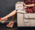 Vișiniu: Accent elegant pentru genți, pantofi și tricotaje